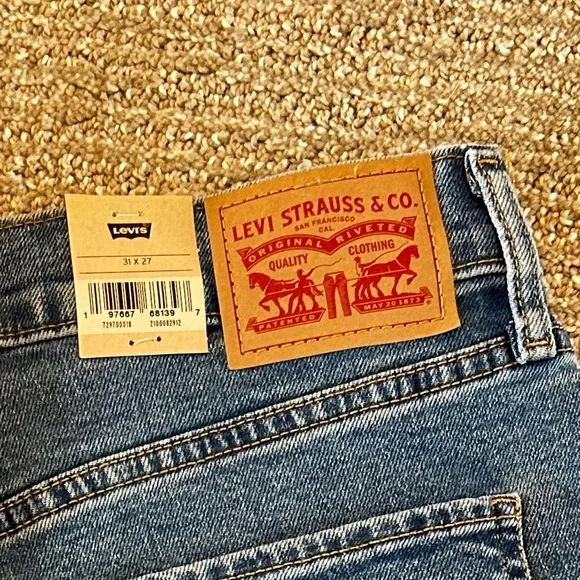 NWT LEVIS HIGH RISE WIDE LEG. Cute trendy jeans. 31”x27”. Has some stretch too. - Picture 8 of 10